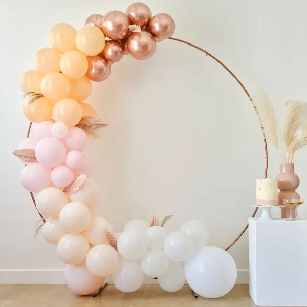 Arche ronde de ballons rose avec guirlande et pampa
