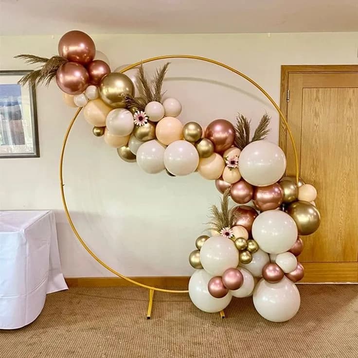 Arche dorée avec guirlande de ballons rose gold et pampa