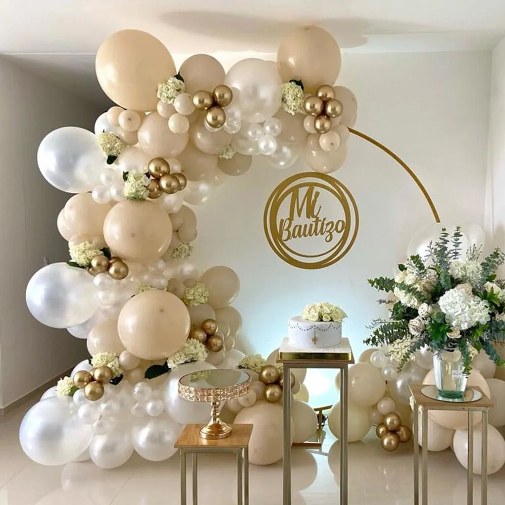 Décoration de baptême beige et or avec arche de ballons