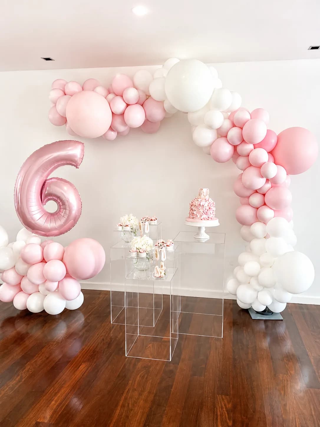 Arche de ballons rose et blanc avec chiffre 6 et gâteau ballerine
